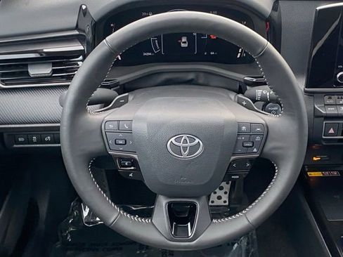 Used 2025 Toyota Camry SE w/ Convenience Package image 10