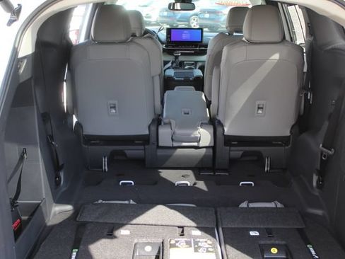Certified 2026 Toyota Sienna XLE FWD image 36