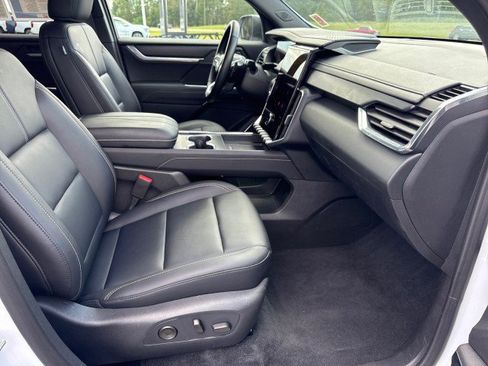 Used 2026 GMC Acadia Elevation w/ Elevation Premium Package FWD image 9