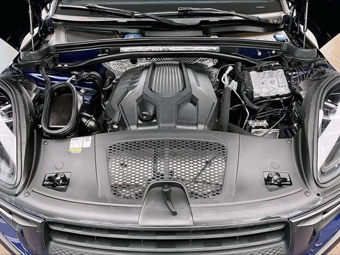 Used 2022 Porsche Macan w/ Premium Package Plus image 29