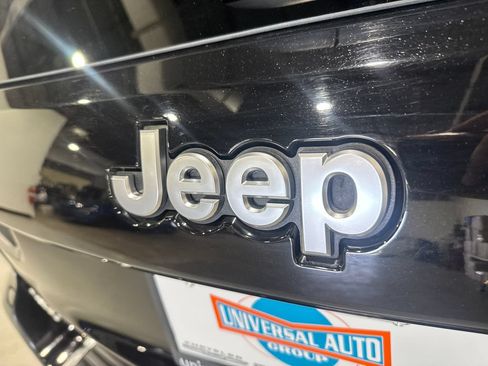 Used 2021 Jeep Grand Cherokee Summit AWD/4WD image 36