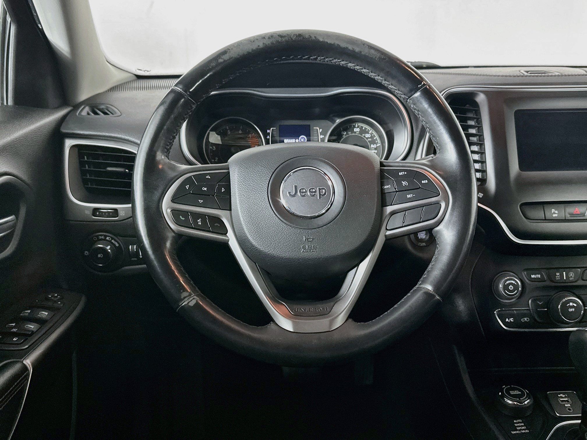 Used 2019 Jeep Cherokee Latitude Plus w/ Cold Weather Group AWD/4WD image 18