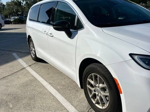 Used 2024 Chrysler Pacifica Touring-L FWD image 31