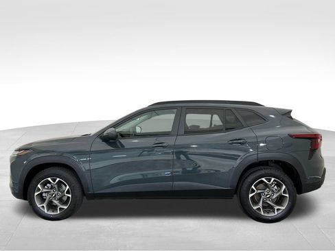 Used 2025 Chevrolet Trax LT FWD image 2