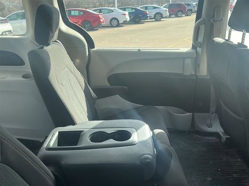 Used 2018 Chrysler Pacifica Touring Plus w/ Tire & Wheel Group image 4