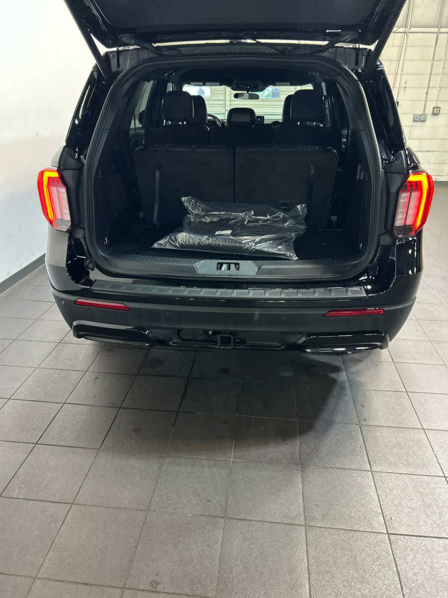 Used 2025 Ford Explorer ST-Line w/ ST-Line Street Pack AWD/4WD image 11