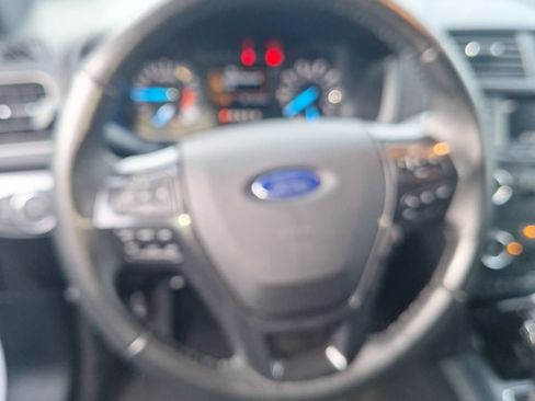 Used 2018 Ford Explorer XLT image 17