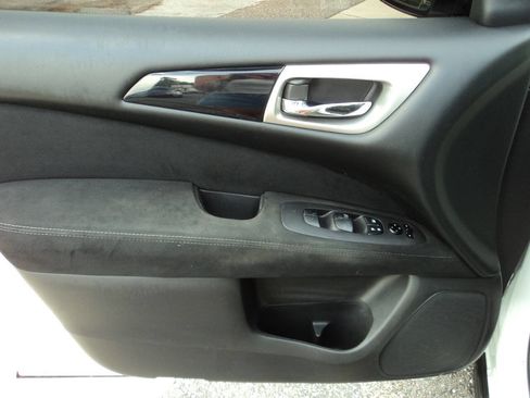 Used 2014 Nissan Pathfinder S image 12