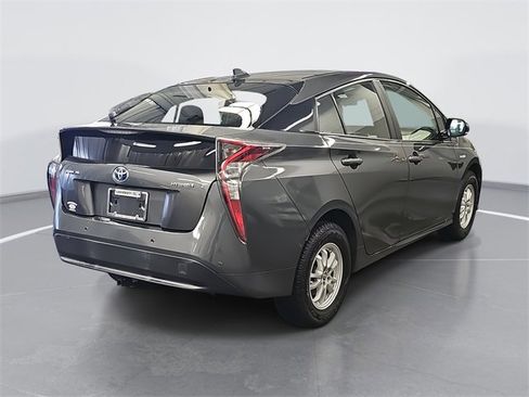 Used 2017 Toyota Prius Three image 3