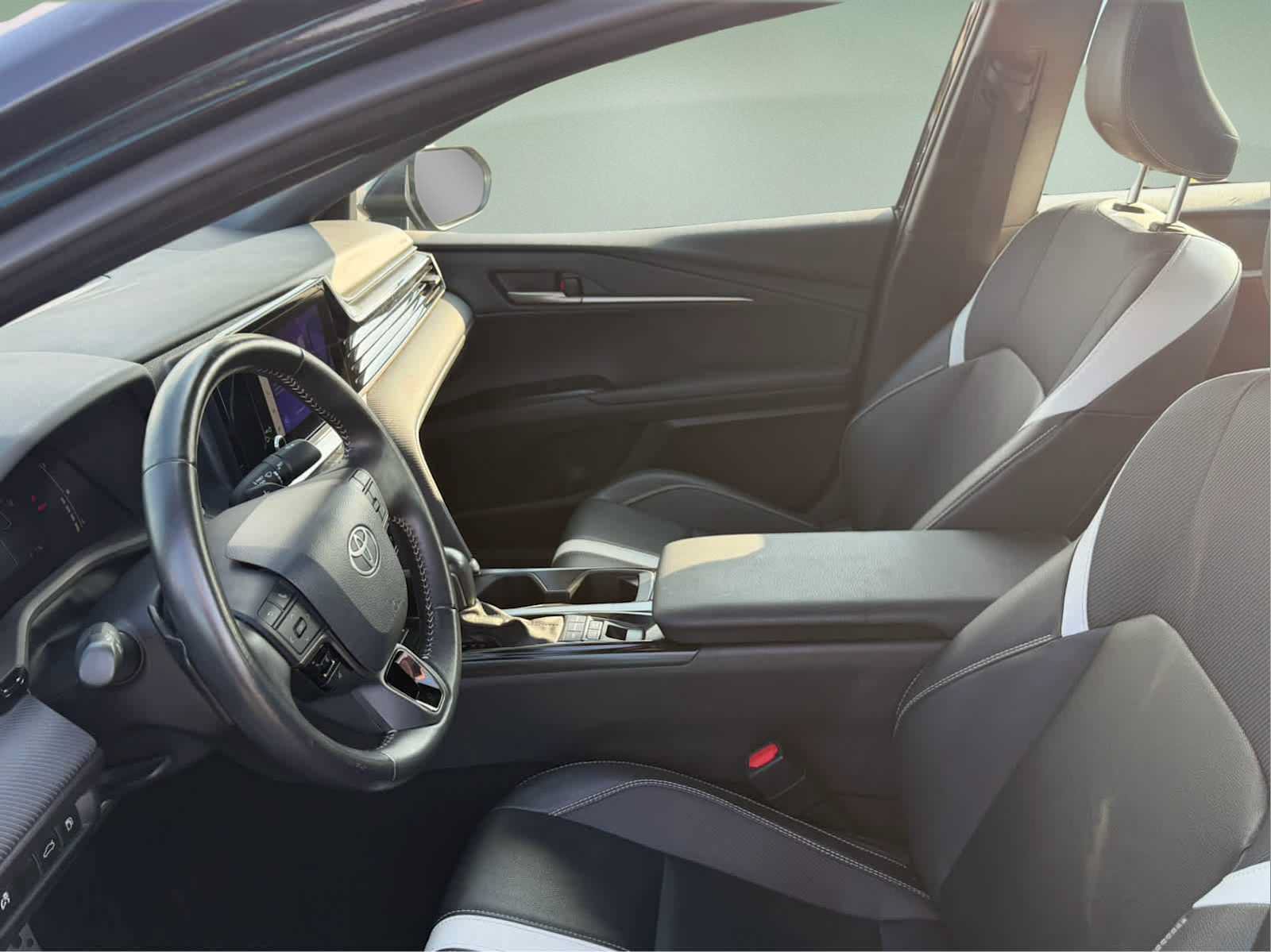 Used 2025 Toyota Camry SE FWD image 9