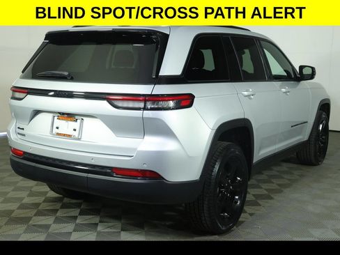 Used 2023 Jeep Grand Cherokee Altitude AWD/4WD image 11