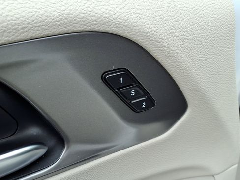 Used 2024 Chrysler Pacifica Touring-L FWD image 10