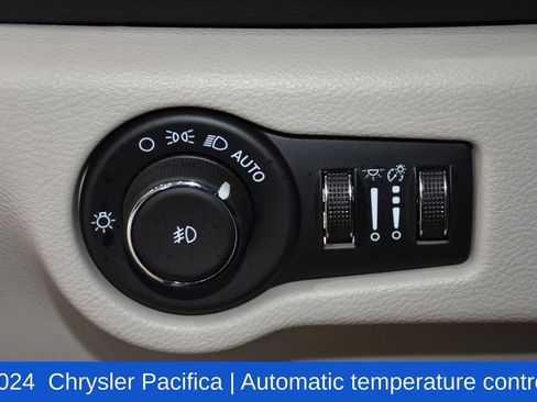 Used 2024 Chrysler Pacifica Touring-L image 9