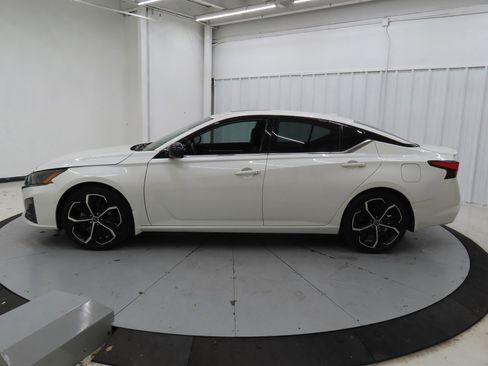 Used 2024 Nissan Altima 2.5 SR w/ SR Premium Package image 6