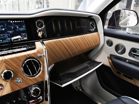 Used 2025 Rolls-Royce Cullinan image 22