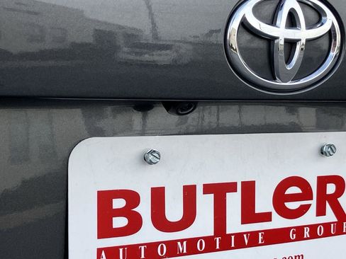 Used 2021 Toyota RAV4 XLE w/ Convenience Package image 11