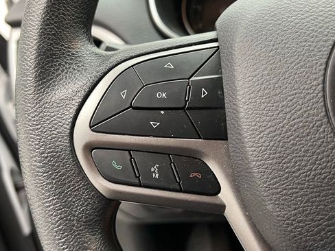 Used 2019 Jeep Cherokee Latitude w/ Popular Appearance Group FWD image 18