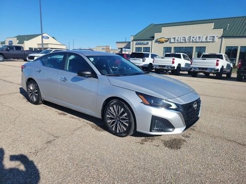 Used 2024 Nissan Altima 2.5 SV image 17