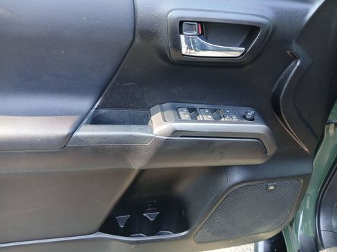 Used 2021 Toyota Tacoma TRD Off-Road w/ TRD Premium Off Road Package AWD/4WD image 24