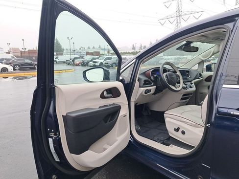 Used 2017 Chrysler Pacifica Limited image 10