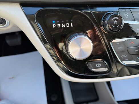 Used 2024 Chrysler Pacifica Touring-L image 22