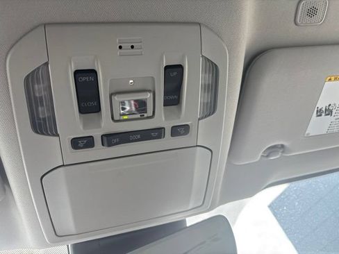 Used 2023 Toyota Highlander XLE FWD image 16