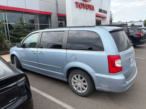 Used 2016 Chrysler Town & Country LX FWD image 3
