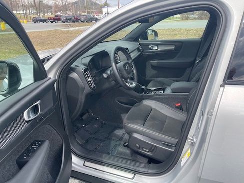 Used 2025 Volvo XC40 B5 Plus image 7
