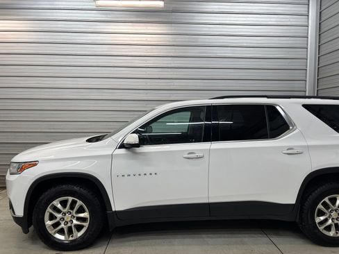 Used 2020 Chevrolet Traverse LT w/ Driver Confidence II Package AWD/4WD image 3