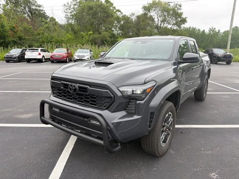 Used 2025 Toyota Tacoma TRD Sport AWD/4WD image 2