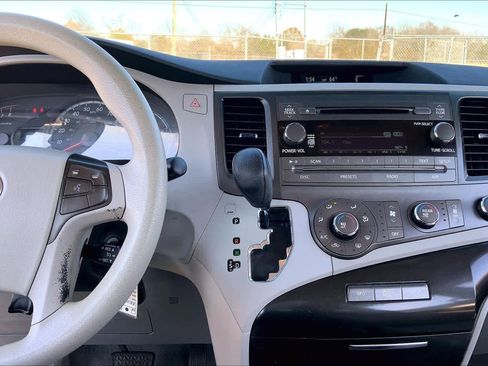 Used 2011 Toyota Sienna LE image 7