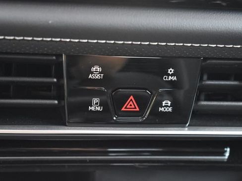 Used 2024 Volkswagen Atlas SE AWD/4WD image 32