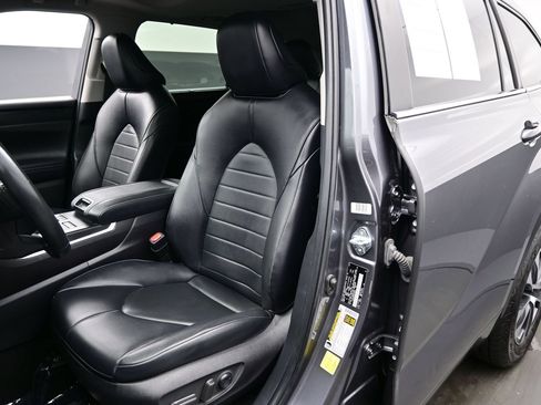 Used 2024 Toyota Highlander XLE AWD/4WD image 12
