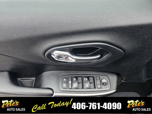Used 2019 Jeep Cherokee Latitude w/ Popular Appearance Group AWD/4WD image 17