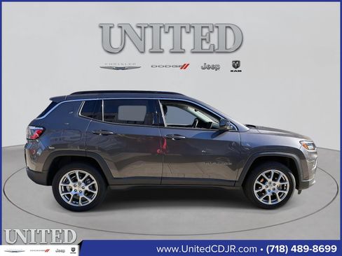 Used 2022 Jeep Compass Latitude image 2