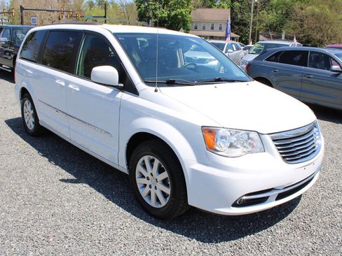 Used 2016 Chrysler Town & Country Touring FWD image 4