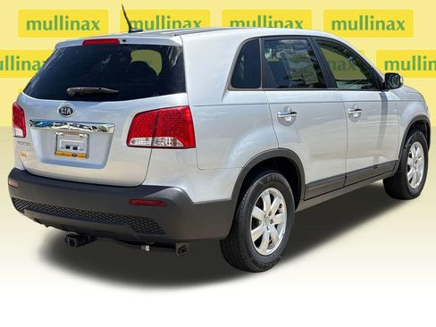 Used 2013 Kia Sorento LX w/ Third Row Pkg FWD image 4