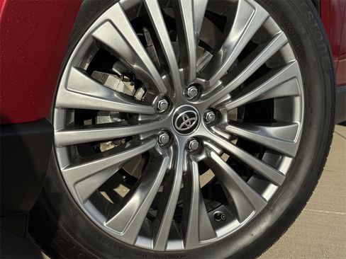 Used 2024 Toyota Venza XLE image 10