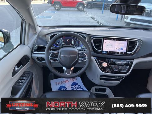 Used 2024 Chrysler Pacifica Touring-L image 13