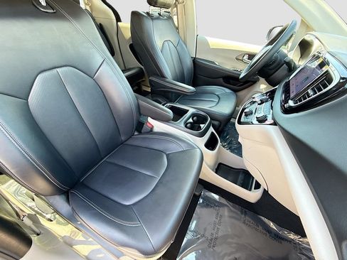 Used 2024 Chrysler Pacifica Touring-L FWD image 15