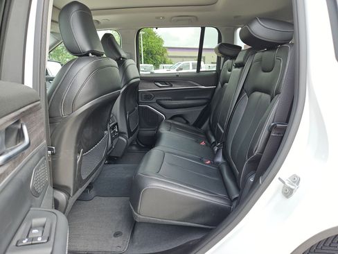 Used 2023 Jeep Grand Cherokee Limited w/ Luxury Tech Group II AWD/4WD image 14