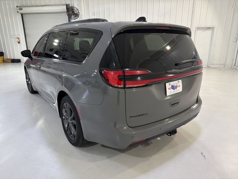 Used 2023 Chrysler Pacifica Touring-L w/ Road Tripper Package FWD image 3