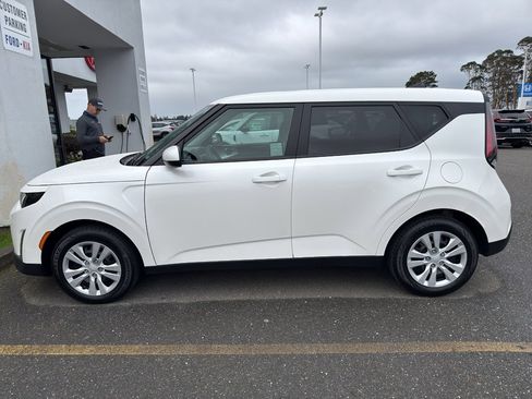 Used 2023 Kia Soul LX image 2