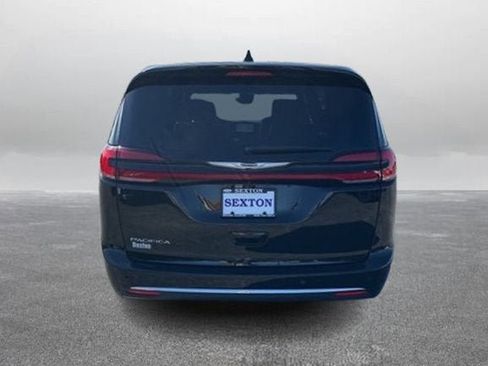 Used 2025 Chrysler Pacifica Select FWD image 9