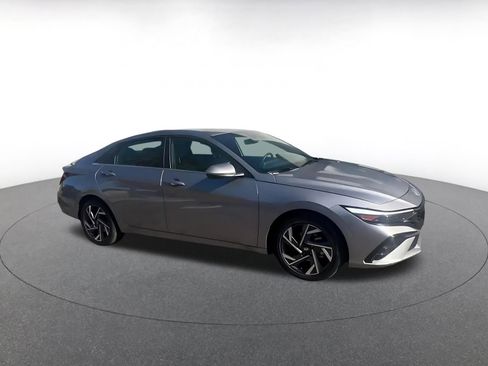 Used 2025 Hyundai Elantra Limited image 2