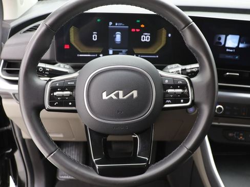 Used 2025 Kia Carnival image 16