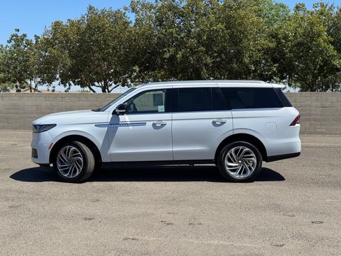 Used 2025 Lincoln Navigator Reserve AWD/4WD image 9