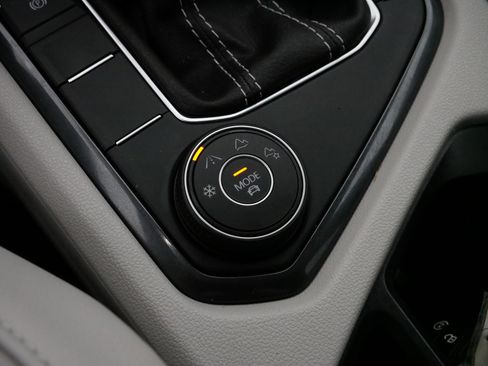 Certified 2022 Volkswagen Tiguan SE image 27