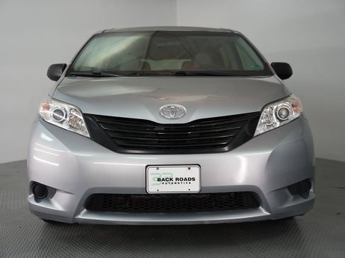 Used 2015 Toyota Sienna L image 2