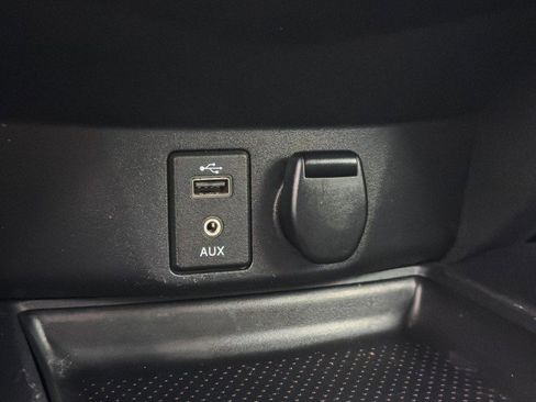 Used 2017 Nissan Rogue SV image 34